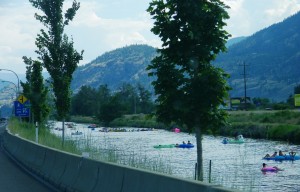 floaten op Okanagan River Channel, Penticton, BC, Canada